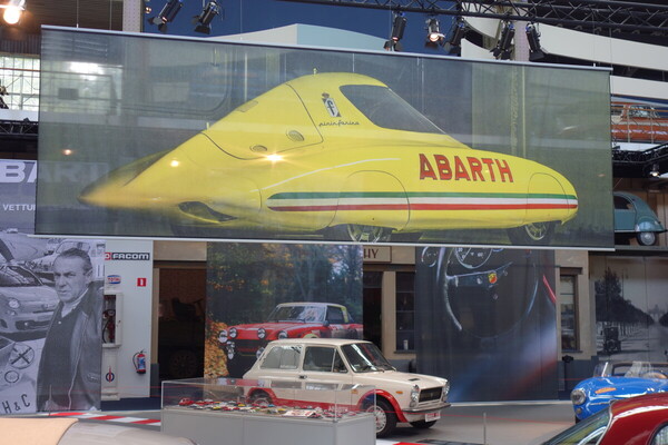 Banner mit einem überlebensgrossen Abbild des Abarth-Rekordwagens von 1956 – Ausstellung "75 Jahre Abarth" in der Autoworld Brüssel