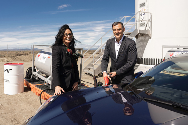 Image: Barbara Frenkel, Board Member for Procurement at Porsche AG, Michael Steiner, Board Member for Development and Research at Porsche AG at the Haru Oni fuel pilot plant, Punta Arenas, Chile, 2022