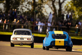 Bild Barrie Robert im Lotus Elan S1 (1964) im Kampf gegen Nick Swift im Mini Marcos (1966) - Goodwood Revival 2019