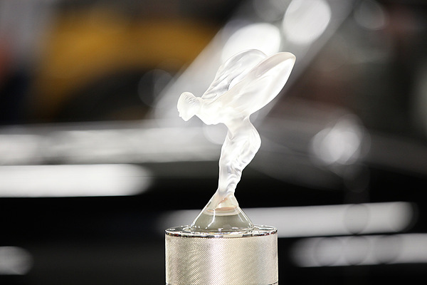 Basler Impressionen vom RAID Suisse-Paris 2012 - Rolls-Royce-Kühlerfigur für einmal gläsern