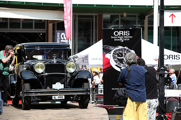 Basler Impressionen vom RAID Suisse-Paris 2012 - die im Rahmen des Concours d'Elegance vorgeführten Oldtimer werden gebührend bewundert