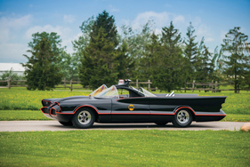 Batmobile (Nachbau, 1966) - über 5,5 Meter lang Batmobile (Nachbau, 1966) - über 5,5 Meter lang