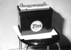 Batterie mit zentraler EInfüllvorrichtung, das Niveau wird durch einen Schwimmer angezeigt - Genfer Autosalon 1967