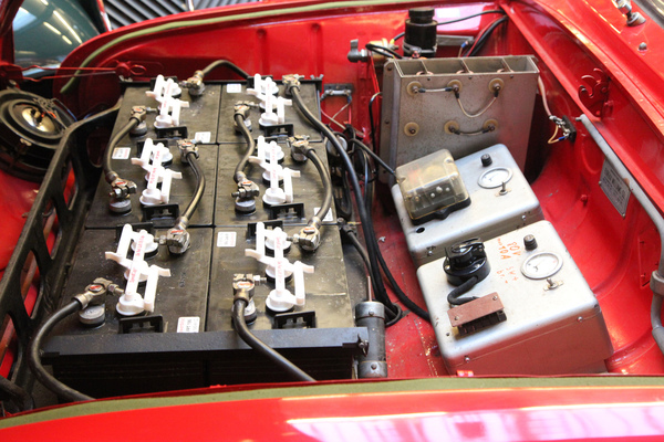 Batterien und Steuerung im antiken Elektroauto - Museum PS Speicher