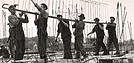 Baubeginn Werk Hannover 1955 - Eisenflechter arbeiten auf der Großbaustelle in Stöcken (© VW Nutzfahrzeuge Presse, 1955) Baubeginn Werk Hannover 1955 - Eisenflechter arbeiten auf der Großbaustelle in Stöcken (© VW Nutzfahrzeuge Presse, 1955)