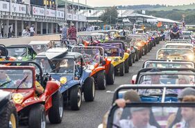 Beach Buggy Parade zur Eröffnung am Freitag - Goodwood Revival 2024 Beach Buggy Parade zur Eröffnung am Freitag - Goodwood Revival 2024