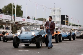 Beach Buggy Parade zur Eröffnung am Freitag - Goodwood Revival 2024 Beach Buggy Parade zur Eröffnung am Freitag - Goodwood Revival 2024