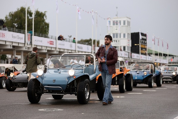 Beach Buggy Parade zur Eröffnung am Freitag - Goodwood Revival 2024
