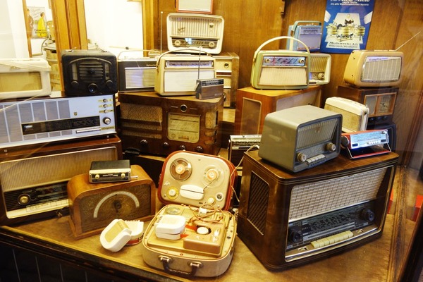 Beachtliche Auslage - der Phonoladen - Oldtimermuseum "Zylinderhaus"