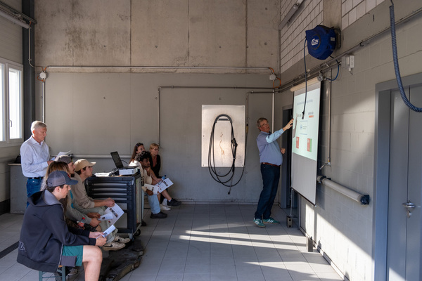 Beat Schmid informiert die Lernenden über die verschiedenen Lehrgänge der IpF – 8. Autos von Dazumal 2023