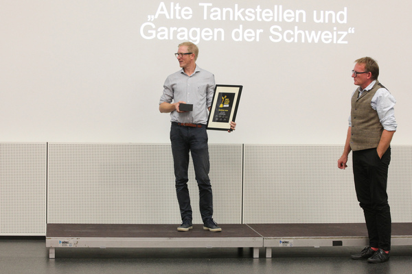 Beat Schmitz freut sich über den "Rooke Award" für seine Facebook-Gruppe, die ihm sichtlich am Herzen liegt - Swiss Classic Awards 2020 Übergabe in der "autobau erlebniswelt" in Romanshorn