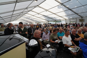 Beaulieu Autojumble 2019 - Full House im Versteigerungs-Zelt