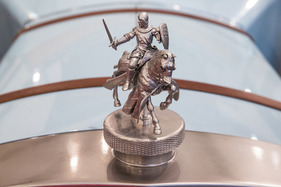 Beeindruckend detaillierte Kühlerfigur eines Ballot – Techno Classica 2024