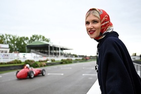 Begeisterte Besucherin an der Rennstrecke - Goodwood Revival 2024
