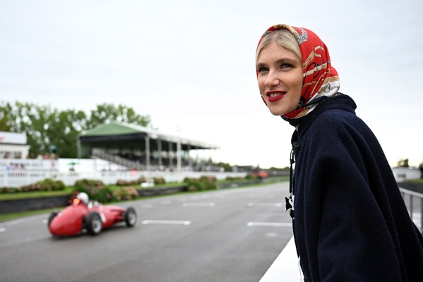 Begeisterte Besucherin an der Rennstrecke - Goodwood Revival 2024