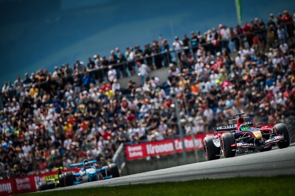 Begeisterte Zuschauen, die gespannt den V10- und V8-Motoren zuhören - Red Bull Ring Classics 2023