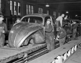 Beginn der Produktion - Start der Serienfertigung des Volkswagen Typ 1 “Käfer” war der 27. Dezember 1945. Bis Jahresende entstanden 55 Fahrzeuge.