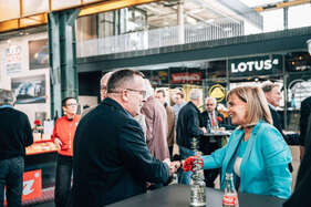 Begrüssung am Stehtisch vor dem Lotus-Store der Motorworld München Begrüssung am Stehtisch vor dem Lotus-Store der Motorworld München