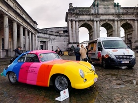 Begrüßungsporsche vor dem Triumphbogen – in der Ausstellung "Porsche Driven by Dreams"