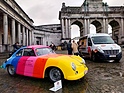 Begrüßungsporsche vor dem Triumphbogen – in der Ausstellung "Porsche Driven by Dreams"
