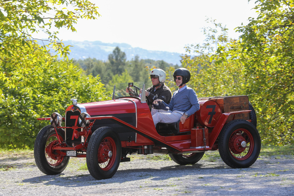 Bild: Behelmt unterwegs im Ford Vorkriegs-Cabriolet - Albisgütli Classic Cars & Bikes September 2022