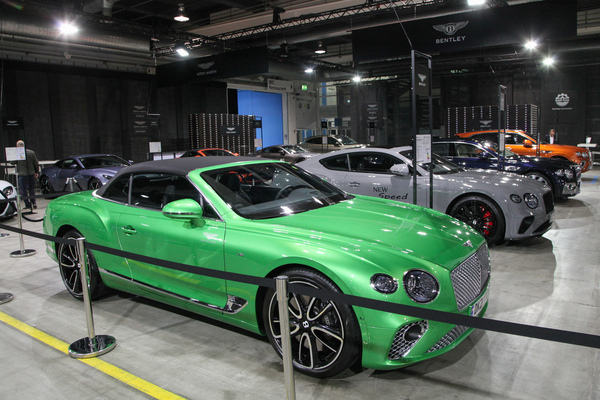 Bei Bentley wird noch Farbe gezeigt - Auto Zürich 2021