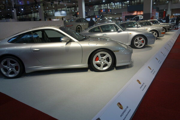 Bei Porsche Antwerpen kann man Autos in jeder Farbe kaufen. Vorausgesetzt, sie ist silbern – Classic Car Show Brussels 2022