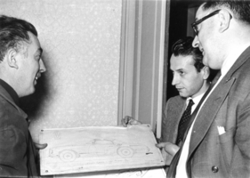 Bei Vignale (1953) - Alfredo Vignale, Giovanni Michelotti und der AR-Chefredaktor Braunschweig beim Diskutieren eines Karosserieentwurfes