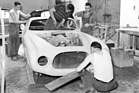 Bei Vignale (1953) - Blick in die Lackiererei, nebenher wird die Endmontage vorbereitet