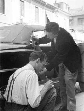 Bei Vignale (1953) - Designer Michelotti beim Ausmessen des Prototyps auf der Strasse