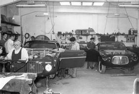 Bei Vignale (1953) - Fertigmontage nach der Lackierung, links ein Ferrari 212, rechts ein Fiat 1100