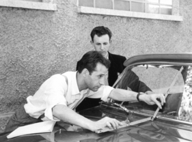 Bei Vignale (1953) - Giovanni Michelotti vermisst an einem Prototypen den Neigungswinkel der Windschutzscheibe