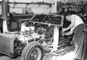 Bei Vignale (1953) - als erstes werden in der Produktion die Windschutzscheibenpfosten aufgebaut