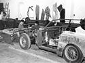 Bei Vignale (1953) - die bereits vorbereitete Blechhaut eines Ferrari wird an den Wagen angepasst