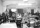 Bei Vignale (1953) - es wird an verschiedenen Fahrzeugen parallel gearbeitet und gleichzeitig Bleche für weitere Karosserien hergestellt