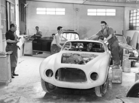Bei Vignale (1953) - hier wird der Wagen für die Lackierung vorbereitet, also gespachtelt und abgeschliffen