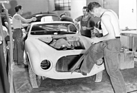 Bei Vignale (1953) - parallel wird in der Lackiererei die Verkleidung des Kühlers angebracht und der Wagen für die Bemalung vorbereitet