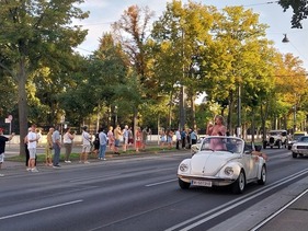 Bei der Hitze war die Besatzung von Cabrios im Vorteil - Vienna Classic Days 2024 Bei der Hitze war die Besatzung von Cabrios im Vorteil - Vienna Classic Days 2024