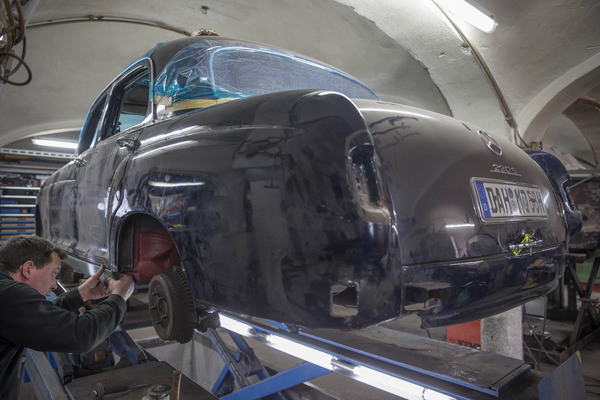Bei der Instandstellung von Mercedes-Ponton-Modellen ist viel Handarbeit nötig - Einblicke in die Arbeit der Ponton-Manufaktur