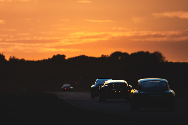 Bei der Kinrara Trophy wurde regelrecht in die Nacht hinein gefahren -Goodwood Revival 2018
