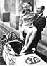 Bei der Miss-Airport-Wahl durfte Stirling Moss Carol Marshall, die Siegering, in den Formel-2-Wagen heben