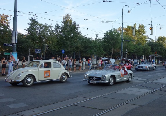 Bei dieser Hitze muss der Mercedes-Benz 300 SL aus dem Jahr 1955 mit geöffneten Flügeltüren gefahren werden - Vienna Classic Days 2024