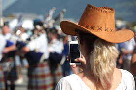 Bei jeder Gelegenheit wird das Handy gezückt, z.B. wenn die Dudelsäcke aufspielen - British Car Meeting in Mollis am 28. August 2016
