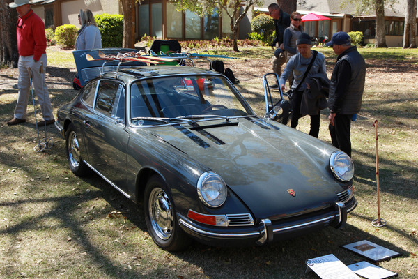 Bei manchen Ausstellern wiederum prägt zeitgenössisches Zubehör das Sexappeal alter Porsche – bei diesem 912 von 1966 sind es der Dachskiträger und die angeblich jahresgenau passenden Abfahrtsbretter.