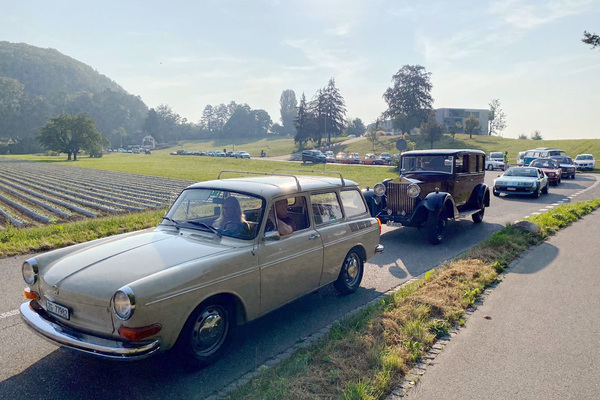 Bild: Bei schönem Wetter füllt sich die Tägerhardstrasse schnell mit historischen Fahrzeugen aller Arten
