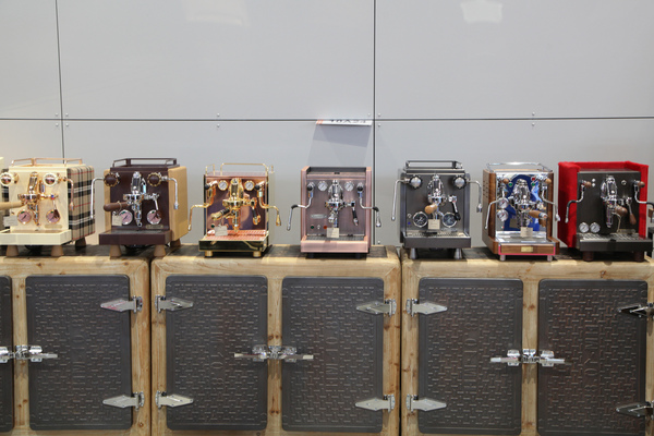 Bei so viel Fläche werden neben Autos und Teilen immer mehr Life-Style-Produkte angeboten, …