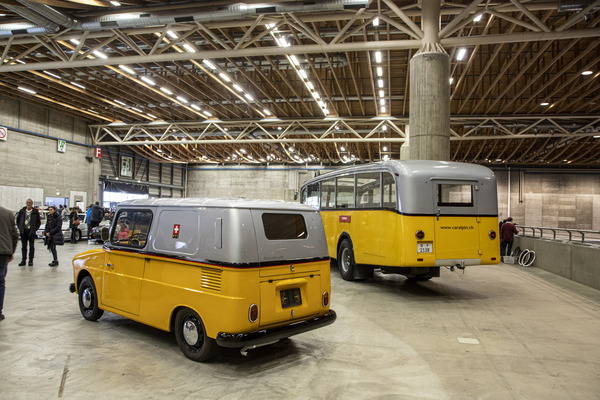 Beide im PTT-Look: VW Fridolin und Saurer-Postauto – Swiss RetroMecanika 2023