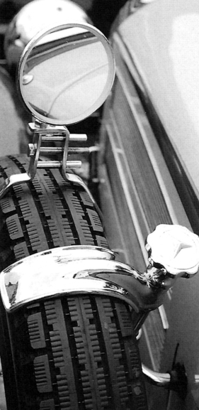 Beidseits findet sich im Trittbrett ein «Schuhsohlenkratzer» Mercedes-Benz 500 K (1935)