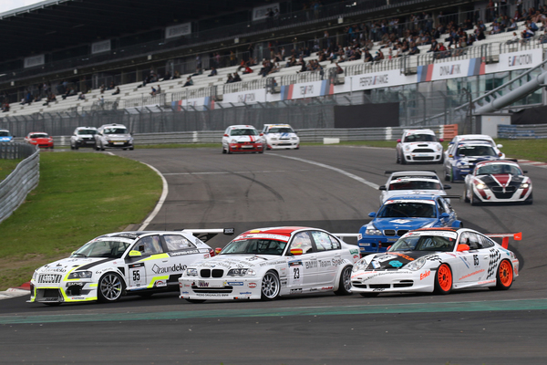 Beim Einlenken geht es eng zu - Cup & Tourenwagen Trophy - Nürburgring Classics 2018