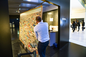 Beim Einrichten der Sonderschau - ein Gemälde von Erro - BMW Art Cars Sonderschau im BMW-Museum in München 2018 Beim Einrichten der Sonderschau - ein Gemälde von Erro - BMW Art Cars Sonderschau im BMW-Museum in München 2018